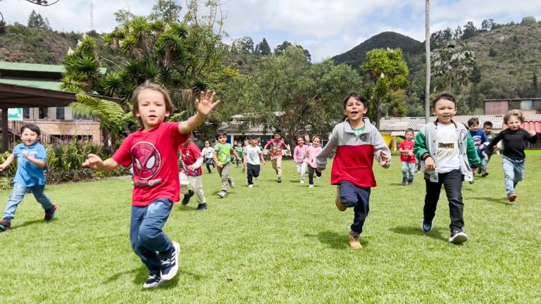 Niños corriendo en el campus del Colegio Refous